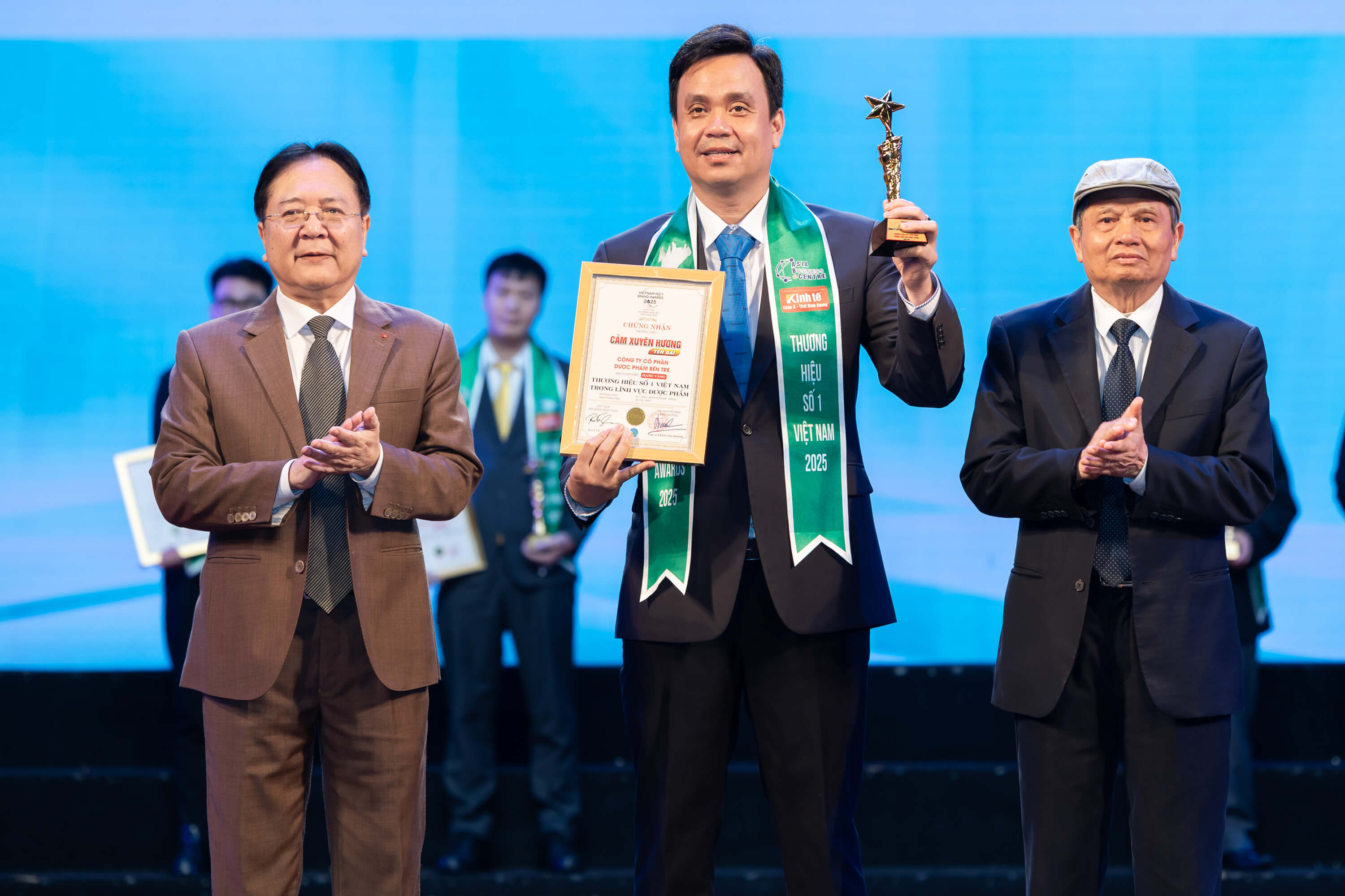 Cảm Xuyên Hương – Tự hào được vinh danh Thương hiệu Vàng tại “Thương hiệu Số 1 Việt Nam 2025”